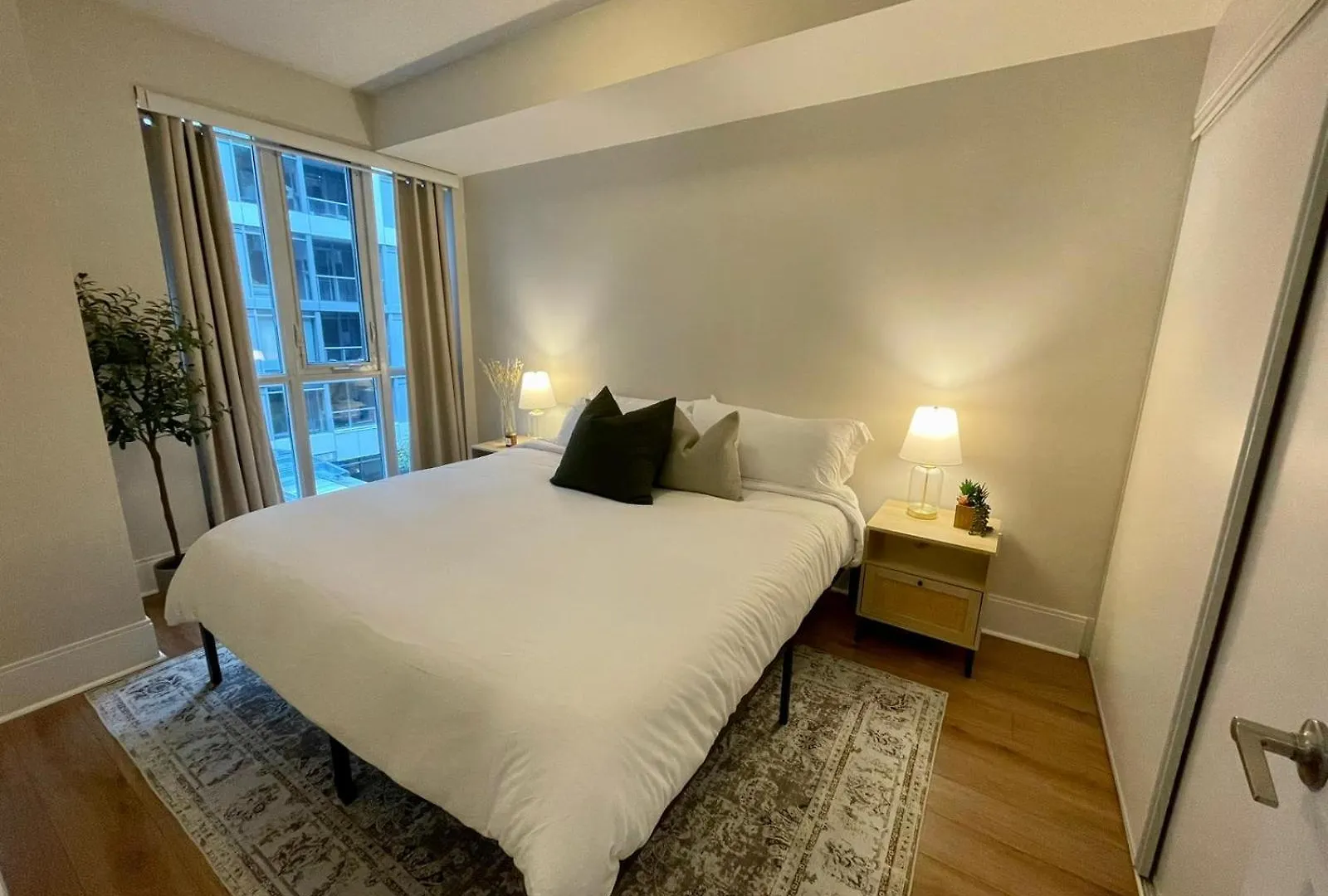 Toronto Entertainment District - King Bed Condo - Close To Core - Dome - Scotiabank - Cne - Fort York - Near King St W