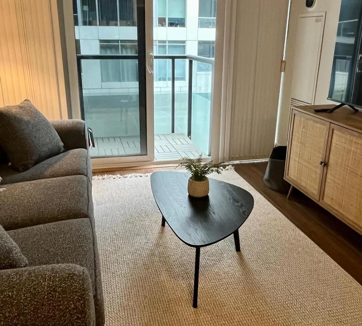 Apartment Toronto Entertainment District - King Bed Condo - Close To Core - Dome - Scotiabank - Cne - Fort York - Near King St W Canada