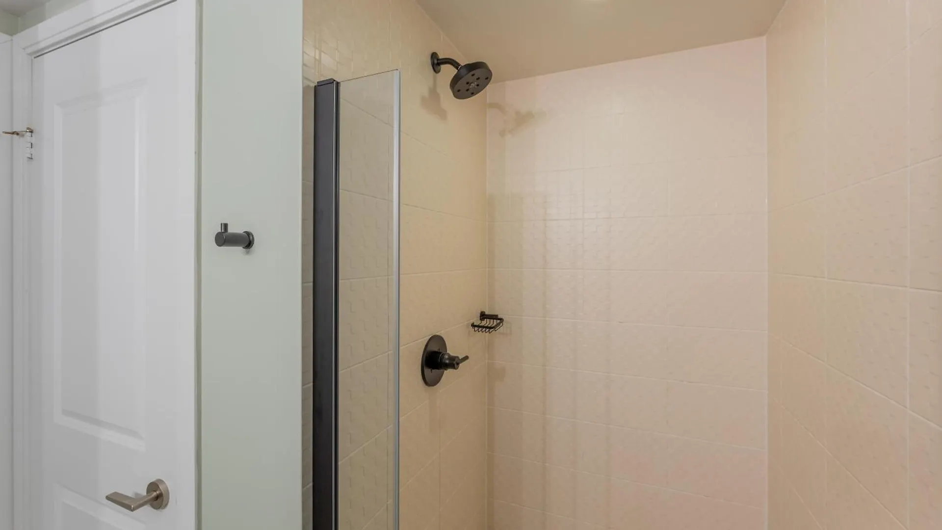 Toronto Entertainment District - King Bed Condo - Close To Core - Dome - Scotiabank - Cne - Fort York - Near King St W 0*,  Canada