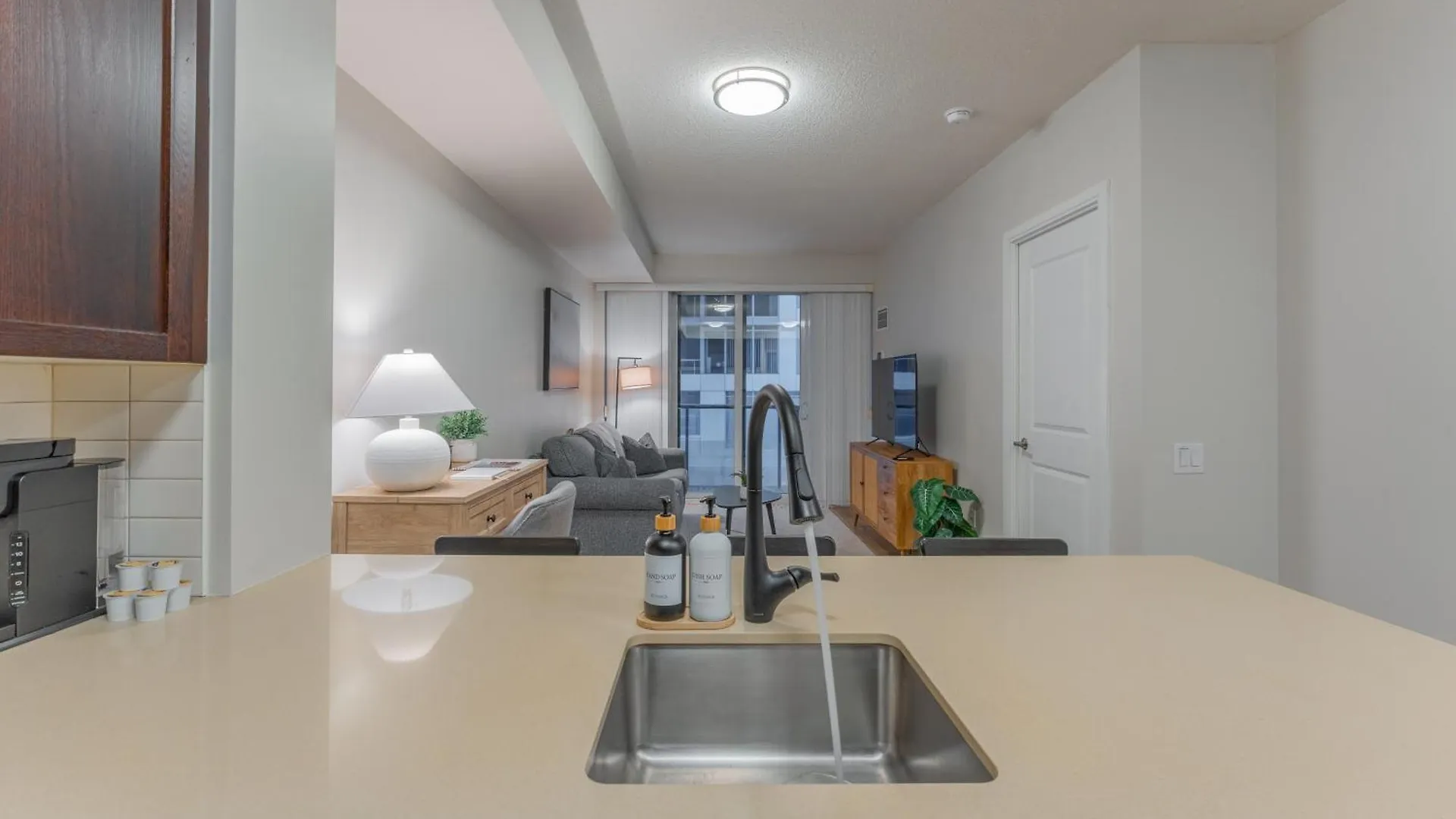 Toronto Entertainment District - King Bed Condo - Close To Core - Dome - Scotiabank - Cne - Fort York - Near King St W 0*,  Canada