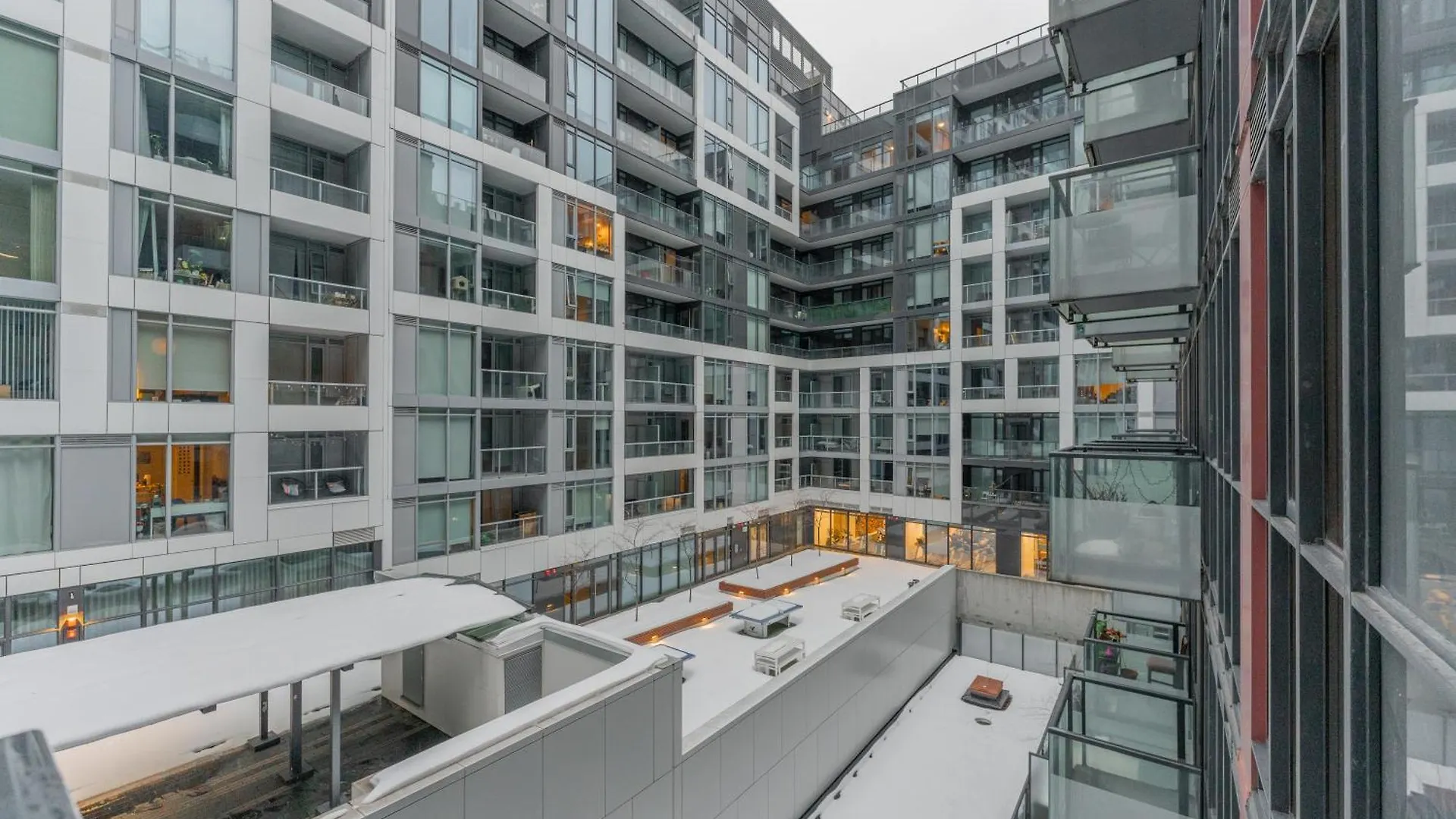 Toronto Entertainment District - King Bed Condo - Close To Core - Dome - Scotiabank - Cne - Fort York - Near King St W 0*,