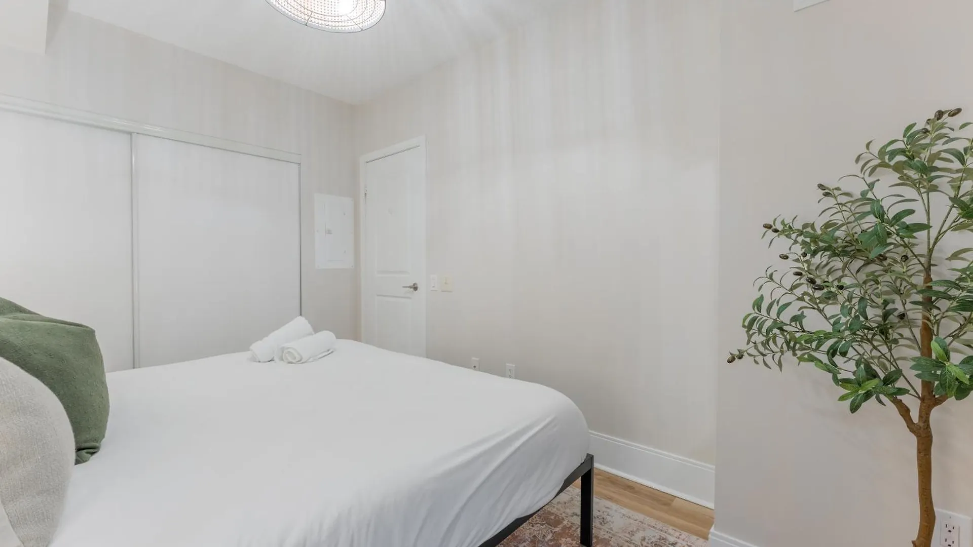 Toronto Entertainment District - King Bed Condo - Close To Core - Dome - Scotiabank - Cne - Fort York - Near King St W Apartment