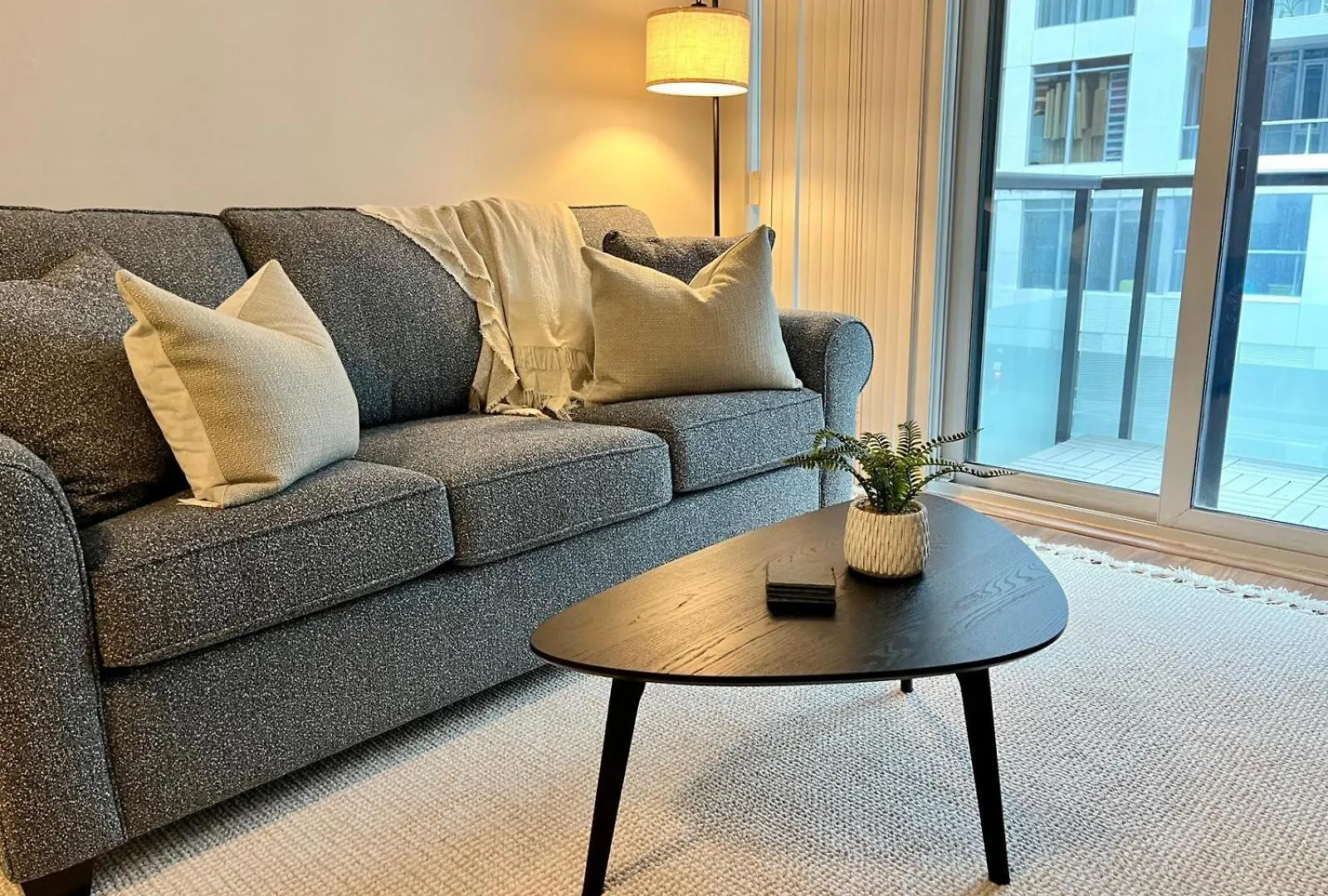 Toronto Entertainment District - King Bed Condo - Close To Core - Dome - Scotiabank - Cne - Fort York - Near King St W contacts