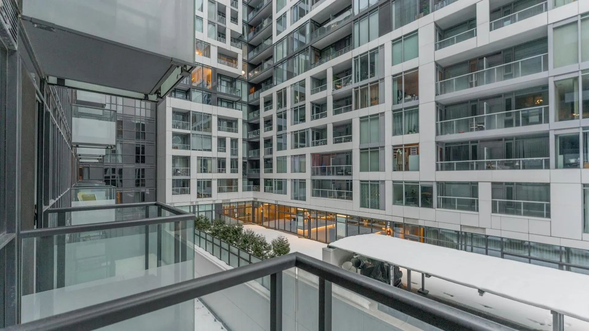 Toronto Entertainment District - King Bed Condo - Close To Core - Dome - Scotiabank - Cne - Fort York - Near King St W